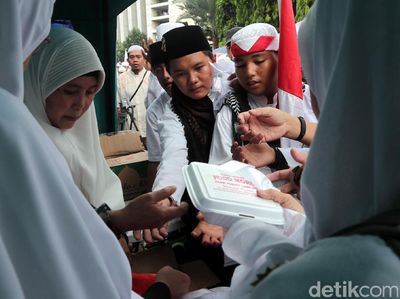 Dapur Umum ini Sediakan Makanan Gratis untuk Peserta Aksi 55