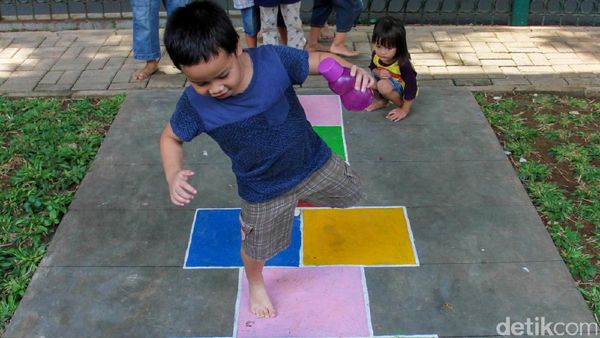 Melihat Asyiknya Anak-anak Bermain di RPTRA Gondangdia