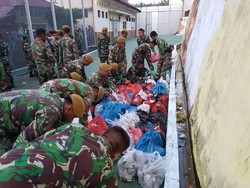 Saat Prajurit TNI Bagikan Makanan untuk Tahanan di Pekanbaru