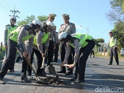 Polwan Cantik Polres Banyuwangi Tambal Jalan Berlubang