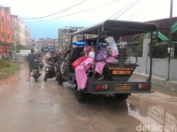 Kota Dumai Dilanda Banjir, Mobil Polisi Antar Anak Sekolah
