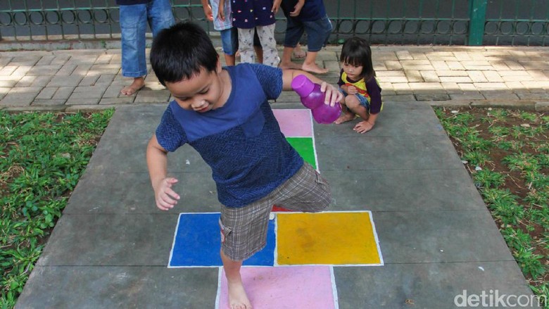 Melihat Asyiknya Anak-anak Bermain di RPTRA Gondangdia