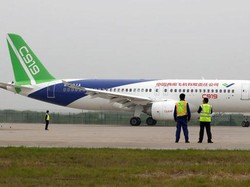 Euforia Warga China Pesawat Terbang Perdananya Mengudara