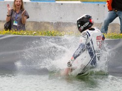 Perayaan-perayaan di Jerez: Main Boling, Nyemplung Kolam, Masuk Toilet
