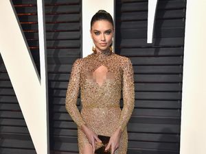 Rahasia Cantik Adriana Lima: Mandi Pakai Maskara Hingga Kondisioner Avokad