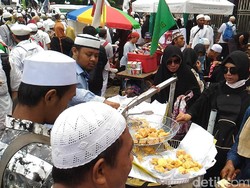 Berkah Aksi 55, Dagangan Gorengan dan Minuman Ludes Terjual