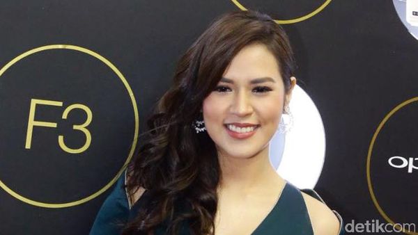 Senyum Cantik Raisa Adriana