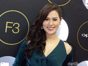 Senyum Cantik Raisa Adriana