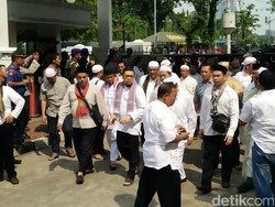 Usai Sampaikan Aspirasi ke MA, Utusan Aksi 55 Temui Massa