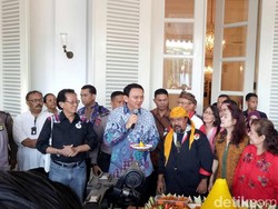 Apresiasi Kerja Ahok, Warga Gelar Potong Tumpeng di Balai Kota