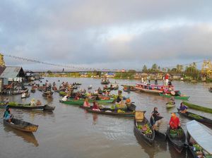 Video: Pasar Terapung Legendaris di Banjarmasin