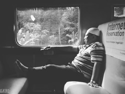 Meluruskan kaki sejenak saat perjalanan panjang