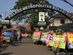 50 Karangan Bunga Penuhi Polres Bekasi