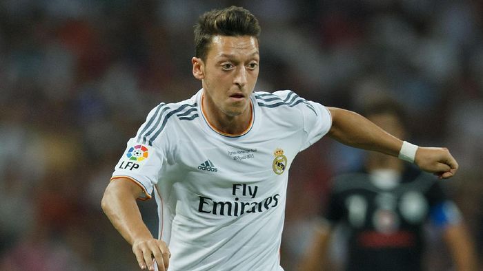 MADRID, SPAIN - AUGUST 22: Mesut Ozil of Real Madrid CF controls the ball during the Santiago Bernabeu Trophy match between Real Madrid CF and Al-Sadd at Estadio Santiago Bernabeu on August 22, 2013 in Madrid, Spain. (Photo by Gonzalo Arroyo Moreno/Getty Images)