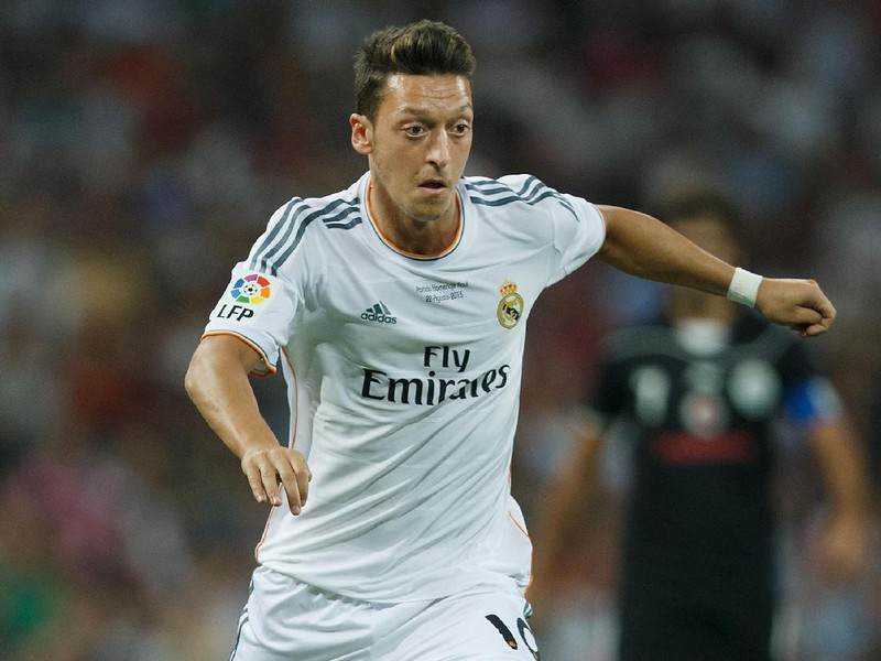 MADRID, SPAIN - AUGUST 22:  Mesut Ozil of Real Madrid CF controls the ball during the Santiago Bernabeu Trophy match between Real Madrid CF and Al-Sadd at Estadio Santiago Bernabeu on August 22, 2013 in Madrid, Spain.  (Photo by Gonzalo Arroyo Moreno/Getty Images)