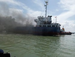 KM Asia Prima I Terbakar di Perairan TPS Pelabuhan Tanjung Perak