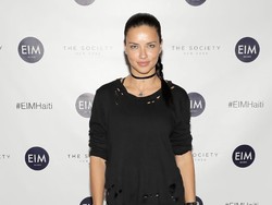 Adriana Lima Pamer Bodi Seksi di Atas Ring