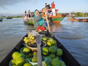 Tips Jalan-jalan ke Pasar Terapung Ikonik di Banjarmasin