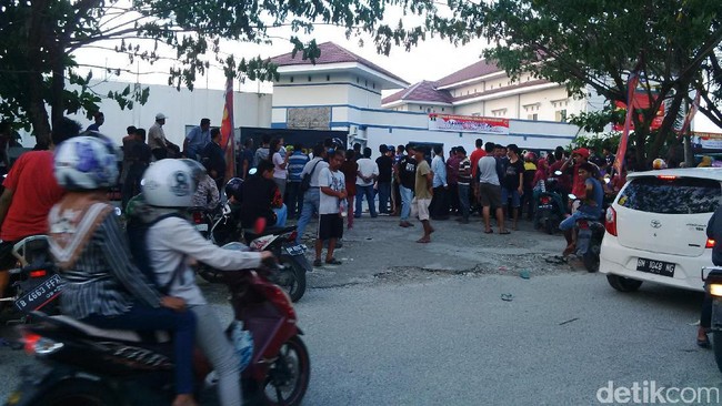 Ratusan Tahanan Kabur, Rutan Pekanbaru Masih Ramai Didatangi Warga