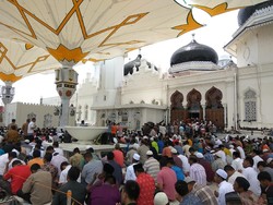 Salat Jumat Perdana di Banda Aceh dengan Payung Ala Masjid Nabawi