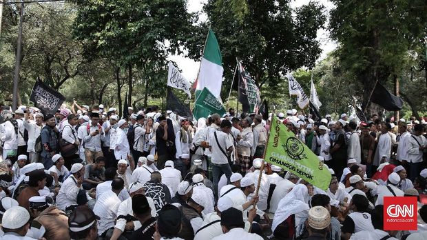 Massa dari ormas keagamaan sedang berunjuk rasa di depan pengadilan, Jakarta (5/5).