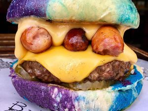 Burger Ini Dibuat dengan Paduan Warna Mirip Galaksi