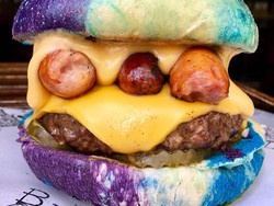 Burger Ini Dibuat dengan Paduan Warna Mirip Galaksi