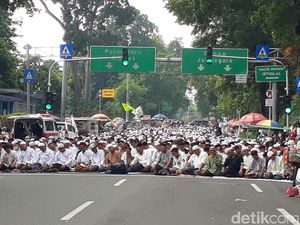 Sebagian Massa Aksi 55 Salat Jumat di Jalan Samping Istiqlal Sebagian Massa Aksi 55 Salat Jumat di Jalan Samping Istiqlal