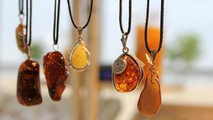 Pakaikan Bayi Kalung dari Batu Amber Kini Jadi Tren di Kalangan Ibu-ibu