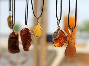 Pakaikan Bayi Kalung dari Batu Amber Kini Jadi Tren di Kalangan Ibu-ibu