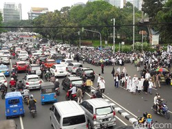 Massa Aksi 55 Menuju ke Istiqlal, Jalan Medan Merdeka Timur Padat