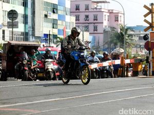 1.992 Perlintasan Menghadang Laju Kereta Kencang JKT-SBY 1.992 Perlintasan Menghadang Laju Kereta Kencang JKT-SBY