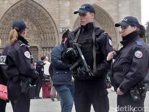 Paris Perketat Pengamanan Objek Wisata Paris Perketat Pengamanan Objek Wisata
