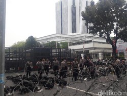 Aksi 55, Polisi Tutup Jalan Akses ke MA dengan Kawat Berduri