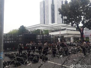 Aksi 55, Polisi Tutup Jalan Akses ke MA dengan Kawat Berduri Aksi 55, Polisi Tutup Jalan Akses ke MA dengan Kawat Berduri