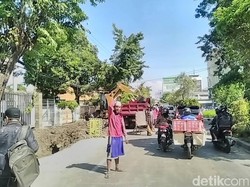 Lumpur Proyek Gorong-gorong di Jalan Biliton Akhirnya Dibersihkan