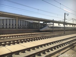 Begini Rasanya Naik Kereta Cepat di Xinjiang, China