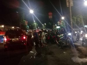 Mobil Minibus Tabrak Separator Busway di Warung Jati Jaksel Mobil Minibus Tabrak Separator Busway di Warung Jati Jaksel