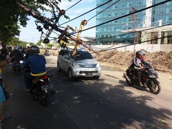 Tiang Listrik Roboh Timpa Avanza, Pengemudi Selamat