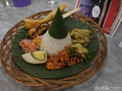 Menyantap Pecel Semanggi Sambil Menikmati Keindahan Lukisan Bali