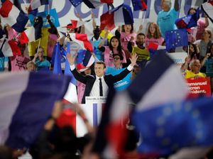 Hollande Ucapkan Selamat ke Macron yang Unggul di Pilpres Prancis Hollande Ucapkan Selamat ke Macron yang Unggul di Pilpres Prancis