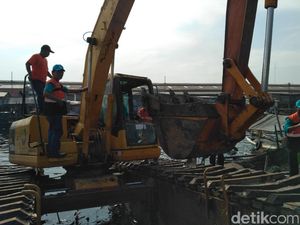 Aksi Menko Luhut Nyetir Ekskavator Bersihkan Cilincing dari Sampah
