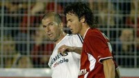 Nomor punggung 5 di Real Madrid menjulang ketika dipakai oleh Zinedine Zidane. Foto: AFP PHOTO / JOSE JORDAN  