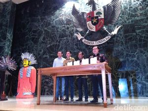 Ahok Teken Kerja Sama dengan Aplikasi Jual-Beli Online Ahok Teken Kerja Sama dengan Aplikasi Jual-Beli Online