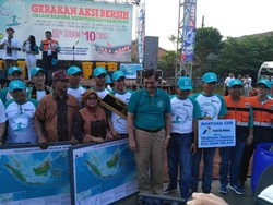 Peringati Hari Bumi, Luhut Bagikan Peta di Cilincing