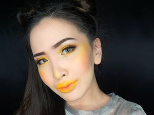 Tren Pakai Blush On Warna Kuning di Pipi, Aneh atau Inovatif?