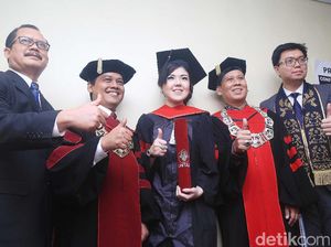 Tina Toon Wisuda S2 Magister Ilmu Hukum