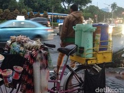 Pedagang di Sudirman Bingung Lihat Ceceran Buih yang Dikira Salju