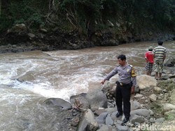 Terpeleset Saat Bermain di Sungai Cimanuk, Apip Ditemukan Tewas