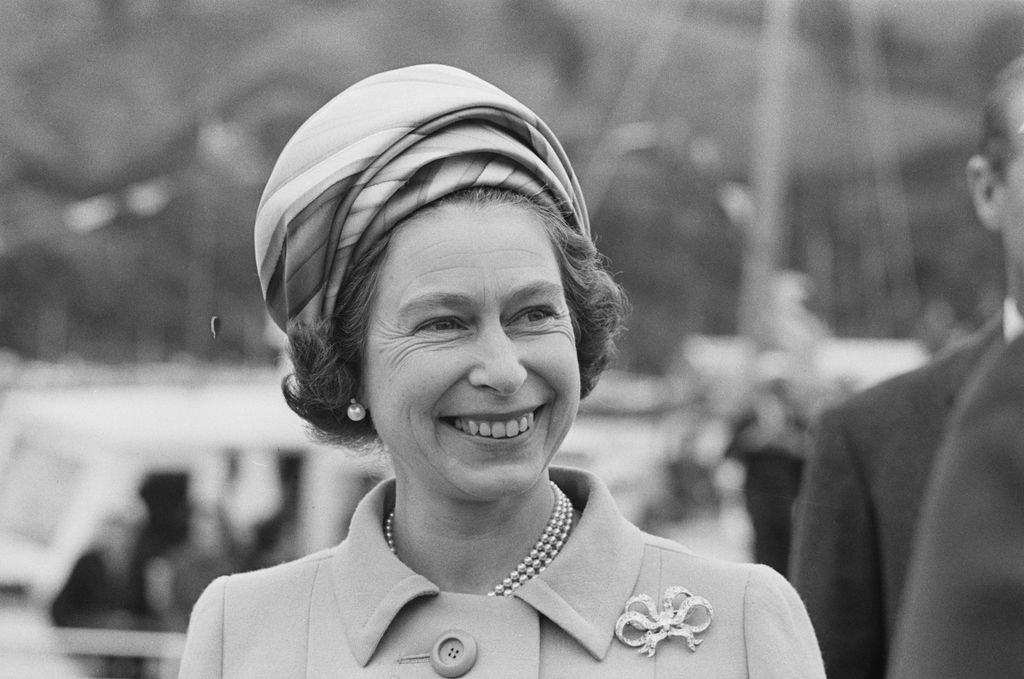 Ratu Elizabeth II Embargoed to 0001 BST Thursday April 21, 2016. Conditions of use: This image may be used free of charge, internationally, for 21 days from release, until 12th May 2016. For use or reproduction in any format on any platform after this date, please refer to Royal Communications for approval.This official photograph, released by Buckingham Palace to mark her 90th birthday, shows Queen Elizabeth II with her five great-grandchildren and her two youngest grandchildren in the Green Drawing Room, part of Windsor Castle's semi-State apartments. The children are: James, Viscount Severn (left), 8, and Lady Louise (second left), 12, the children of The Earl and Countess of Wessex; Mia Tindall (holding The Queen's handbag), the two year-old-daughter of Zara and Mike Tindall; Savannah (third right), 5, and Isla Phillips (right), 3, daughters of The Queen's eldest grandson Peter Phillips and his wife Autumn; Prince George (second right), 2, and in The Queen's arms and in the tradition of Royal portraiture, the youngest great-grandchild, Princess Charlotte (11 months), children of The Duke and Duchess of Cambridge.
